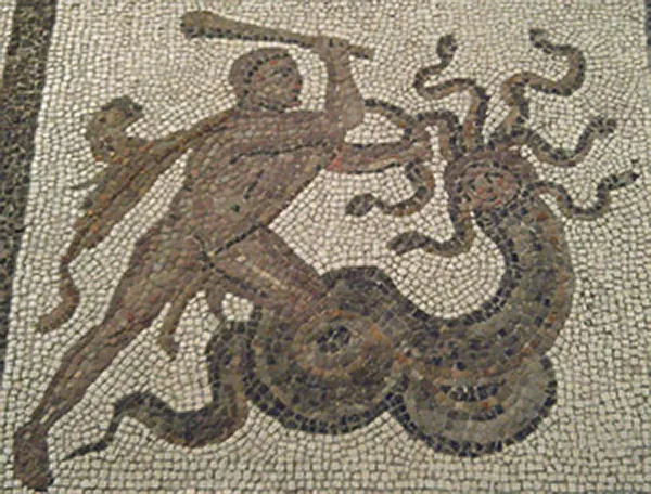 Mosaikgolv där en man slåss mot en hydra. Foto.