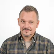 Porträtt av Fredric Carlsson. Foto.