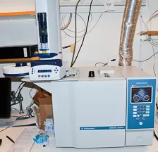 Gaskromatograf, apparat stående på labb. Foto.