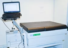 Vätskeskintillator, apparat på labb. Foto.