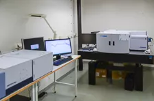 Ett antal apparater som står på labbänkar. Foto.