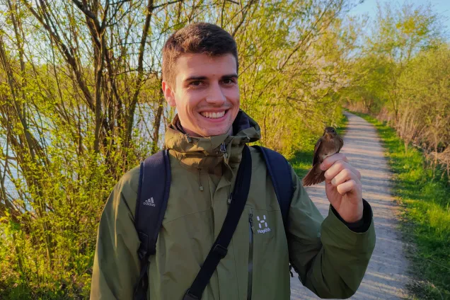 Pablo med näktergal i handen. Foto.