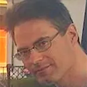 Porträtt av Fredrik Farahdian. Foto.