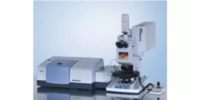 Ett mikroskop med en låda tillkopplad. Foto.