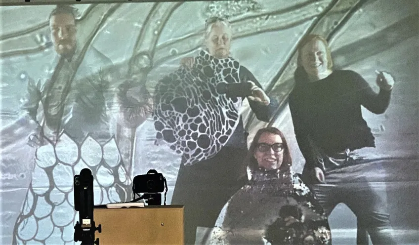 Dubbelexponering av personer och mikrober. Foto.